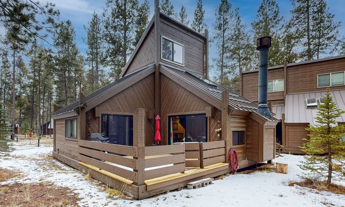 Overlook Park Cabin | Cozy cabin in Sunriver with SHARC amenities, washer/dryer, & dog-friendly