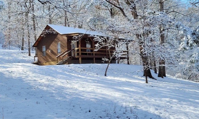 Eureka Springs Cabin | Cozy cabin in the beautiful Ozark Mountains, romantic and peaceful!