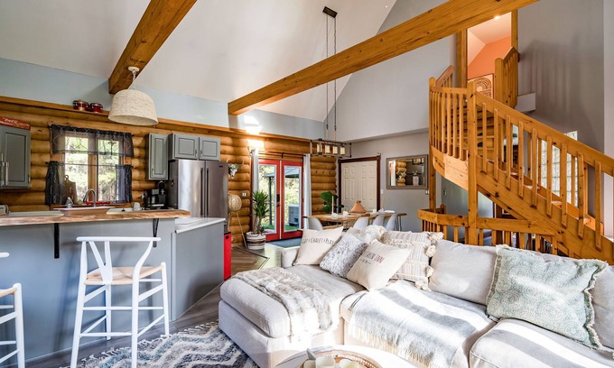 Meaford Cabin | Cozy Cabin Inn w/Private Hot Tub, Fire Pit + close to Golf, Trails, Waterfalls