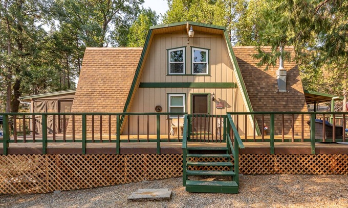 Oakhurst Cabin | Cozy Cabin near Bass Lake/Yosemite National Park!