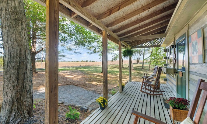 Birdseye Cabin | Cozy Cabin Retreat near Patoka Lake & Winery -Fire Pit, Boat Parking & more!