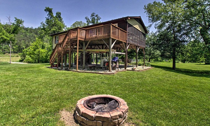 Eagle Rock Cabin | Cozy Cabin w/Patio on Craig Creek: Pets OK!