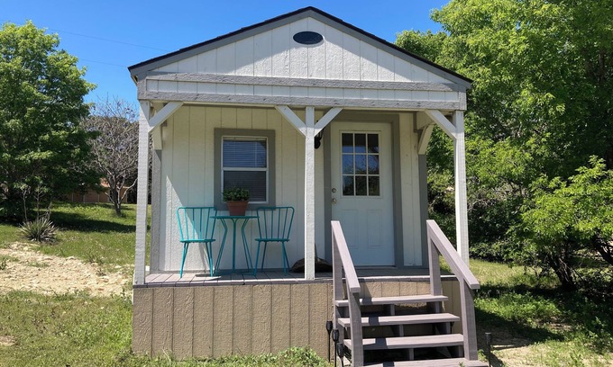 Lake Whitney Cabin | Cozy cabin with 1 bedroom 1 bath on a private cove in charming LakeWhitney!