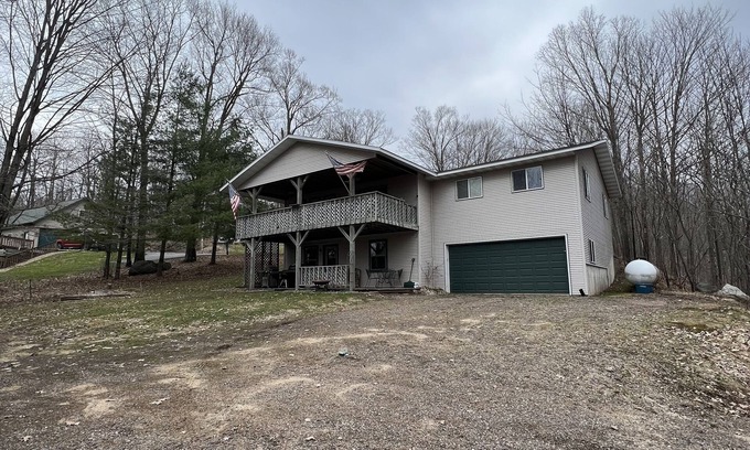 Perkinstown Cabin | Cozy Cabin with Bunkhouse on Lake Kathryn