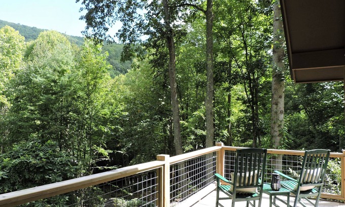 Robbinsville Cabin | Cozy cabin with Paved access, Carport & Fast Wi-Fi, available Oct 19-23