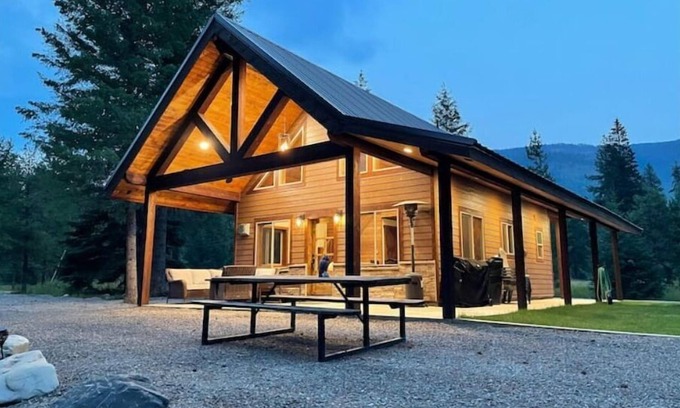Bonners Ferry Cabin | Cozy Cabin with river view and access