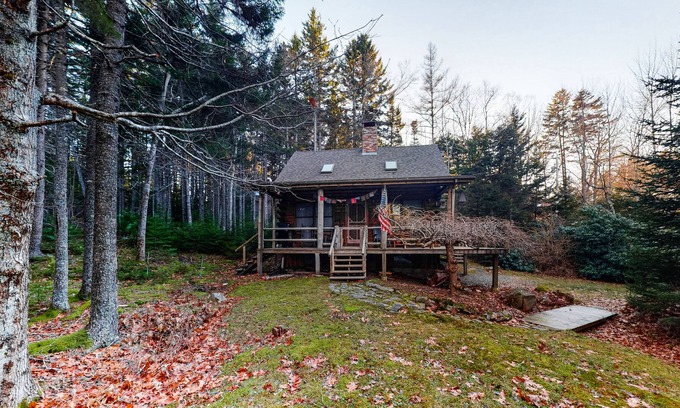 Tenants Harbor Cabin | Cozy Cabin with WiFi, Full Kitchen, Gas Grill, and Loft - 300 Feet to Water