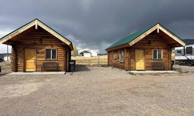 Fairview Cabin | Cozy Canyon Road Cabin with WiFi and AC in peaceful Fairview