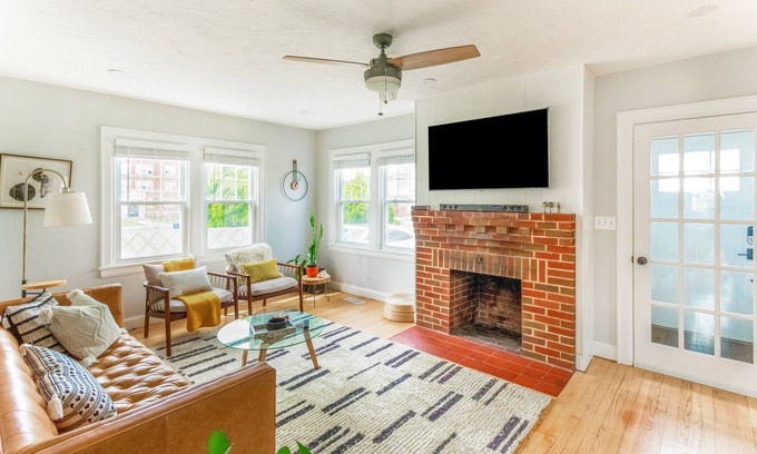 Malden House | Cozy Cape - Modern - Entire Home in Malden with Free Parking