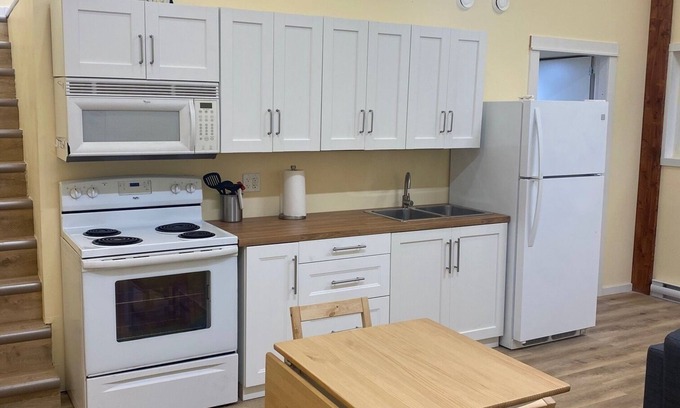 Smithers Cottage | Cozy Carriage Home with Hot Tub. Pet-Friendly!