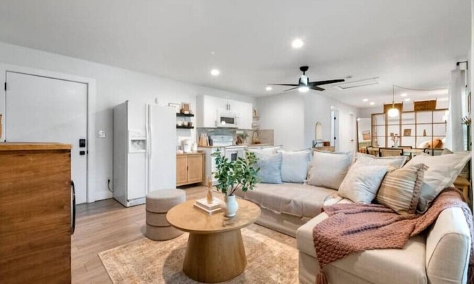 Central Arlington House | Cozy Casita in Downtown Entertainment District