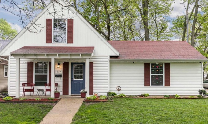Cedar Rapids House | Cozy Cedar Rapids Pad - 2 Blocks to Mercy Care!