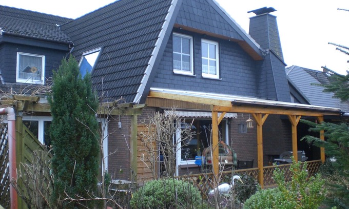 Zetel Apartment | Cozy, centrally located and quiet apartment on the upper floor, about 20 km to the North Sea.