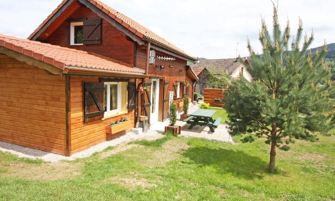 Vagney Cottage | Cozy Chalet by the Stream: Terrace, BBQ, Near Skiing & Cycling Paths, Pet Friendly