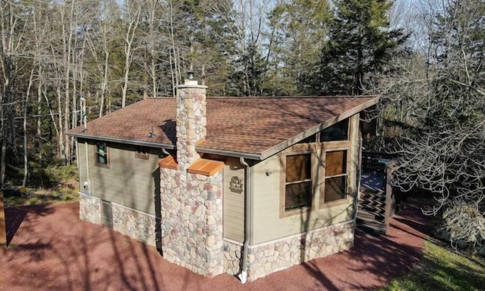 Pocono Lake House | Cozy chalet/poos/close to lake/bikes/kayak