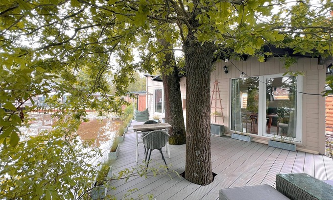 Geel Ski Chalet | Cozy chalet with a waterside terrace