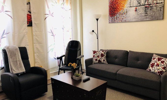 Stockade Historic District Apartment | Cozy-Chic Urban Retreat - King bed, washer/dryer