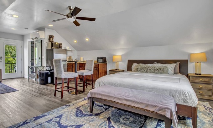 Canyon Rim Apartment | Cozy, classy, and convenient Sugarhouse Studio