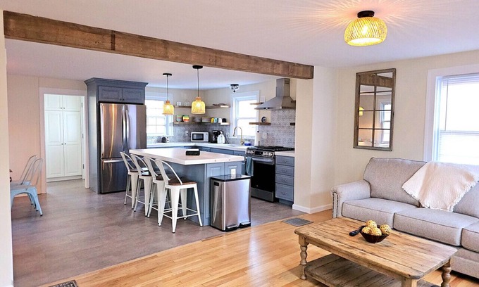 New London House | Cozy Coastal Cottage.