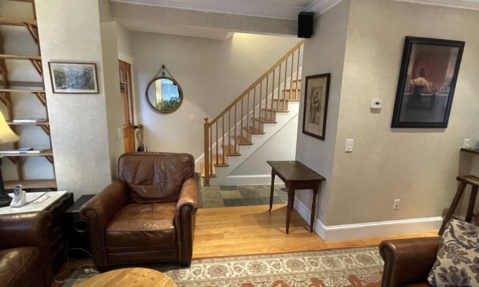 Columbus Park - Andrew Square House | Cozy, comfortable and convenient