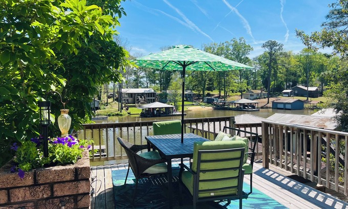 Cordele House | Cozy, comfortable Lakehouse getaway - Sleeps 10! WiFi, Private Dock