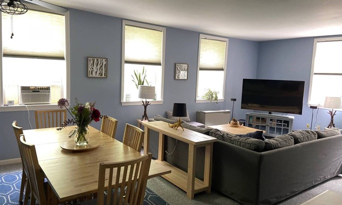 North Woodstock Condo | Cozy Condo in Heart of White Mtns! Near Loon/Cannon/Ice Castles. Walk to Dinner!