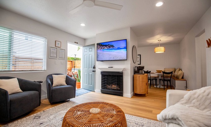 Huntington Beach Condo | Cozy Condo, Walk to Beach, Bikes, BBQ, Downtown, Fire Pit, WIFI, Surf City