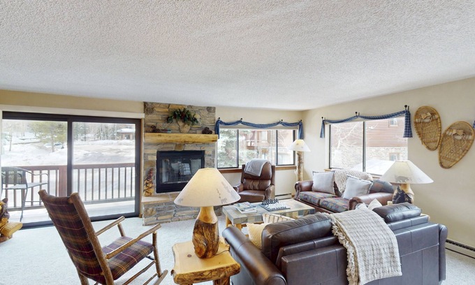 Christie Heights Condo | Cozy condo with ski-in access, hot tub, and mountain views