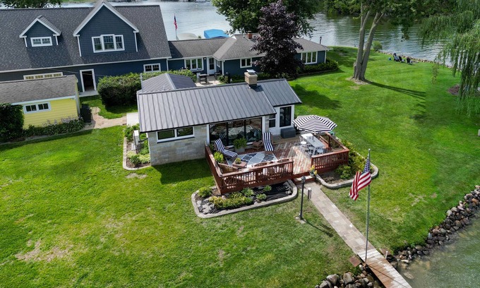 Quincy Cottage | Cozy contemporary Lakefront Cottage