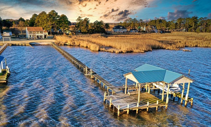 Sharps House | Cozy & Content River Retreat Beach Hot Tub & Games