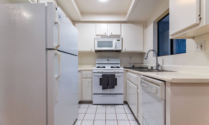 North Redondo Condo | Cozy & Convenient Condo. Near Beaches and Airport. Safe and Stylish Stay.n