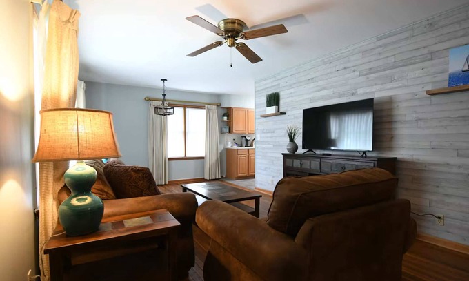 Lake Geneva House | Cozy Corner House – Stay for 7