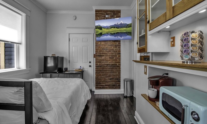Front Park Apartment | Cozy Corner on Columbus - modern & close to all!
