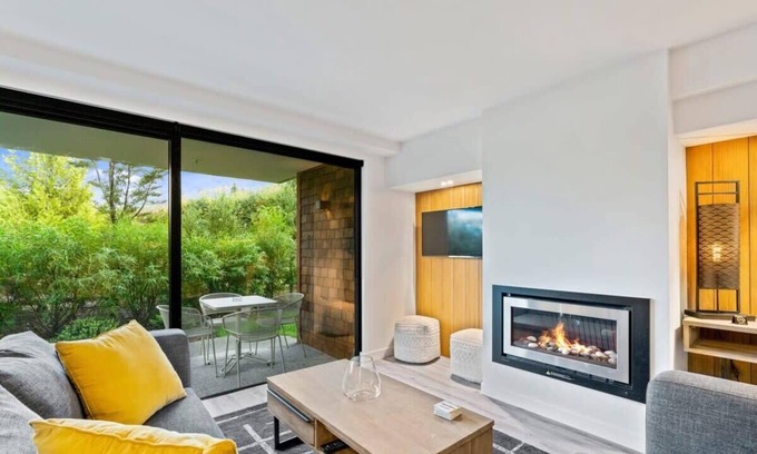 Arthur's Point Apartment | Cozy Coronet Peak Apartment at La Residence du Parc