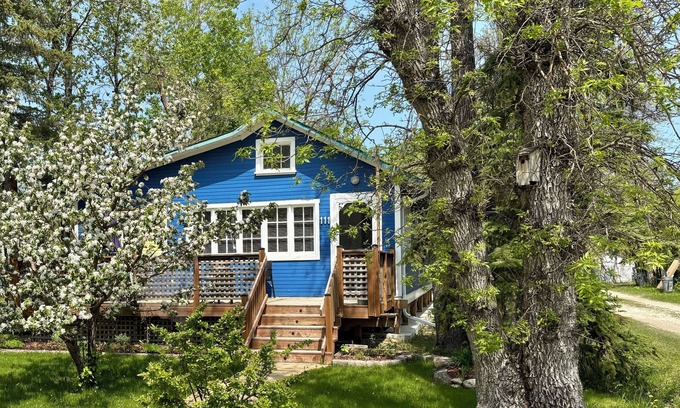 Winnipeg Beach Cottage | Cozy Cottage 1 block from Lake