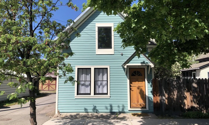 Riverfront House | Cozy Cottage Downtown