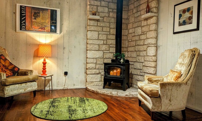Taylor House | Cozy Cottage in Taylor TX