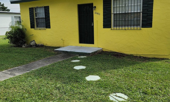 West Perrine Cottage | Cozy Cottage in the Magic City!