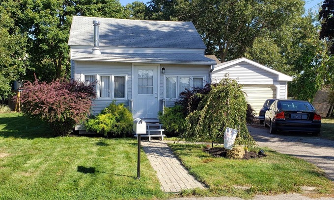 Warwick House | Cozy cottage in Warwick's West Bay