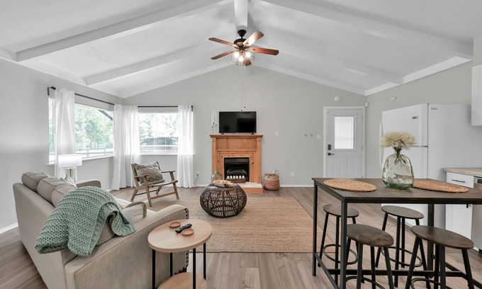 Montgomery Cottage | Cozy Cottage Minutes to Lake Conroe w/HUGE Backyard!