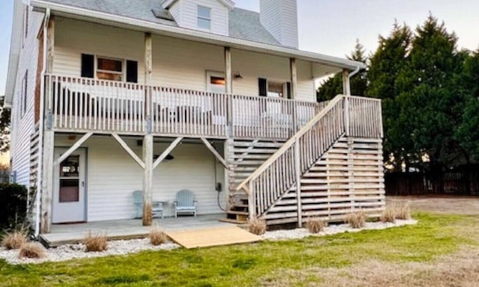 Colington Harbour House | Cozy Cottage on the Canal (Hot Tub, Kayaks & Pool)
