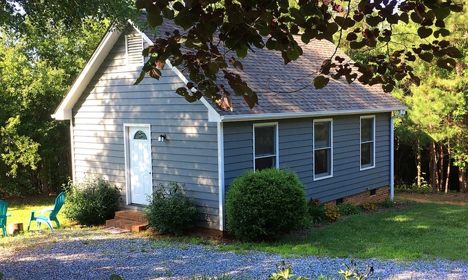 Caroleen Cottage | Cozy Cottage on 15 Acres of Forest Land. 15 min from the TIEC