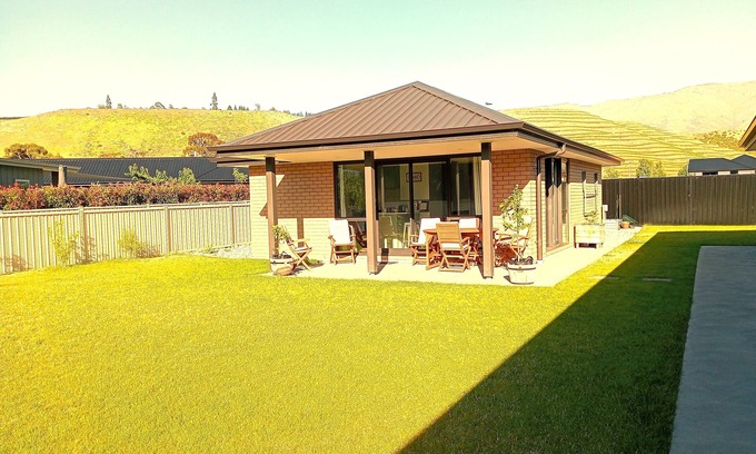 Lowburn Cottage | Cozy Cottage on Begg Lane