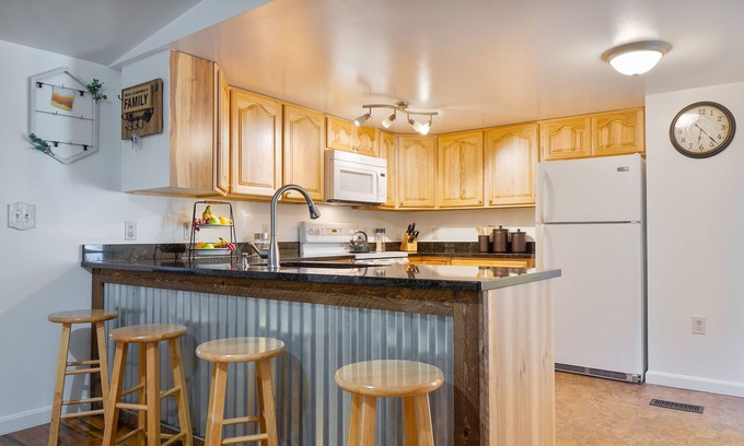 Farmington Cottage | Cozy Cottage on recreational trail. Close to Dining, Shops, and Ski Resorts.