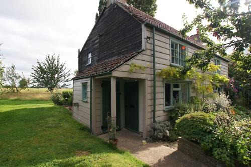 Wisbech House | Cozy cottage overlooking fields, Upwell