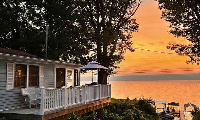 Himrod Cottage | Cozy Cottage Private Dock & 2 Walkable Restaurants