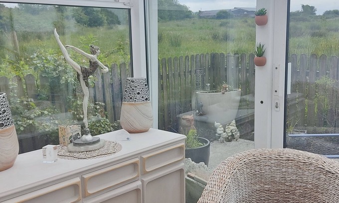 Listowel House | Cozy Cottage Retreat in Listowel pet Friend