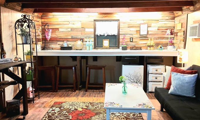 Midlothian House | Cozy cottage Style home with She Shed, walk to Coffee Cafe and Park