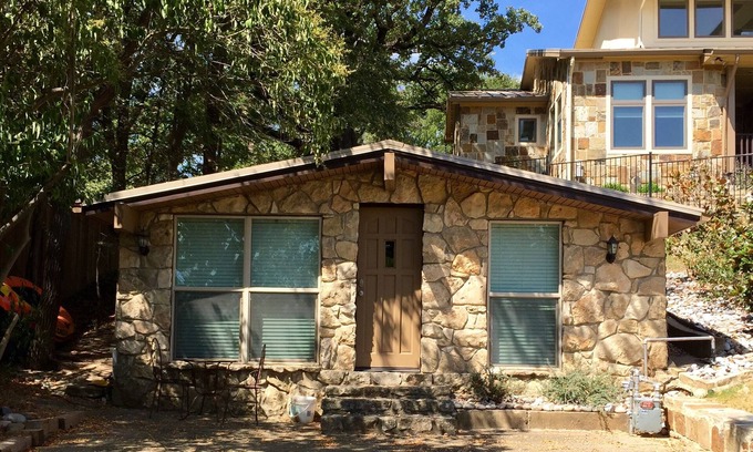 Highland Village Cottage | Cozy cottage up the hill from Lake Lewisville in Highland Village