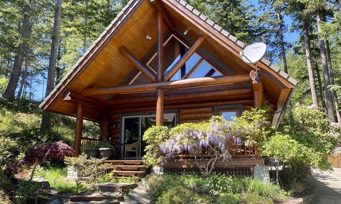 Heriot Bay Cottage | Cozy Cottage with 1000 feet Oceanfront
